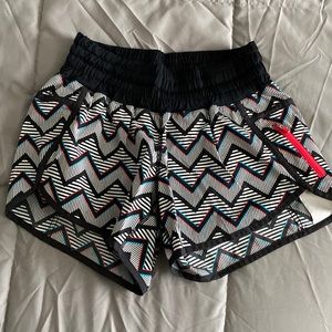 Lululemon SeaWheeze 2014 tracker short II - size 6